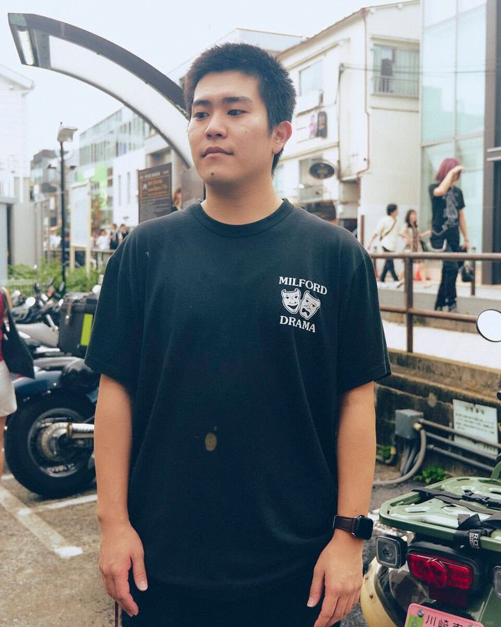 【20代スナップ＠原宿】全身黒で統一してシンプルに…と思いきや、腰に柄物の小物でアクセントを