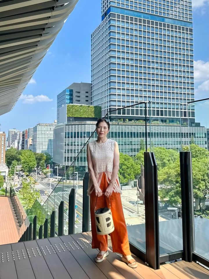 【コーデアイテム】 フリンジニット＆サンダル: ZARA、リネンボトム:Baycrew's、バッグ: FENDI、サングラス: GUCCI