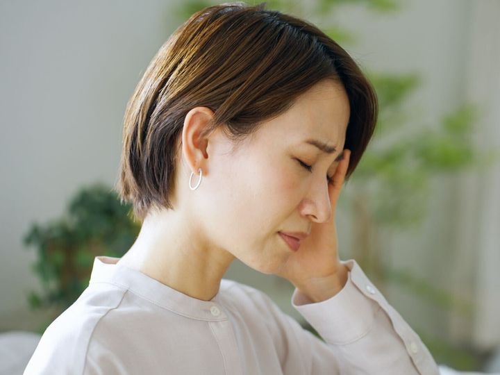 【医師が回答】台風シーズンや梅雨どきの頭痛やだるさを「体質だから仕方ない」と諦めていませんか？ 気象病には後天的な要因も大きく関わっており、正しい対策で症状を和らげられる可能性があります。分かりやすく解説します。（※画像：Shutterstock.com）