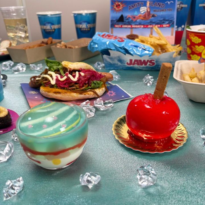 左：水風船 ～ピーチゼリー＆レアチーズムース～／右：りんご飴 ～りんごのムース～