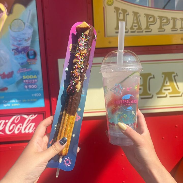 左：超！！チョコバナナ・チュリトス／右：夏祭りの金魚 レモンサイダー ネオン・カップ付き