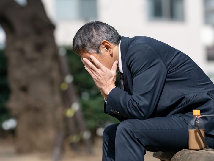 なんでも話せるわけではなくても、分かり合えている夫婦だと思っていた。だが、夫は会社を辞めた事実を5カ月もの間、家族に隠し続けていた。問い詰めても認めず心を閉ざす夫に、妻はどうすればいいのだろうか。※画像：PIXTA