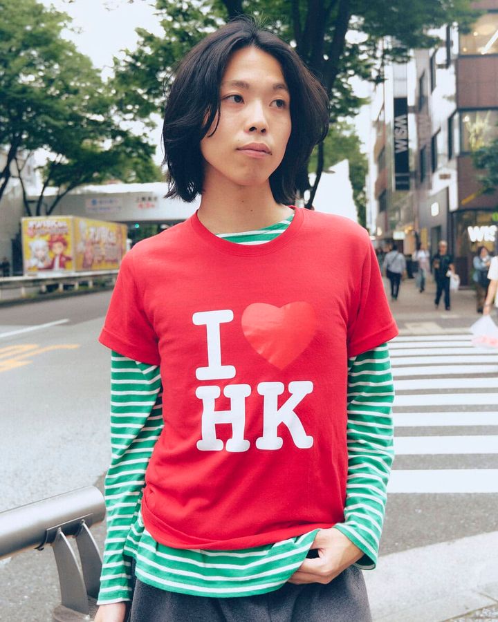 【20代スナップ＠渋谷】現地で調達した「I LOVE HK」Tシャツをレイヤードで主役に