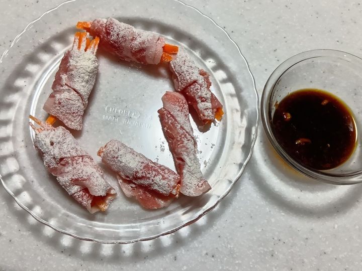 暑い日はレンジにおまかせ！豚しゃぶ肉とにんじんのくるくる巻き甘辛煮