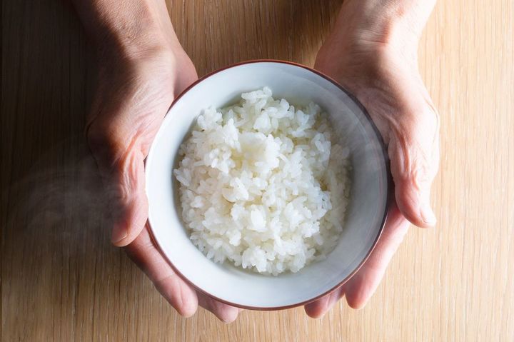 白ご飯の入った茶碗