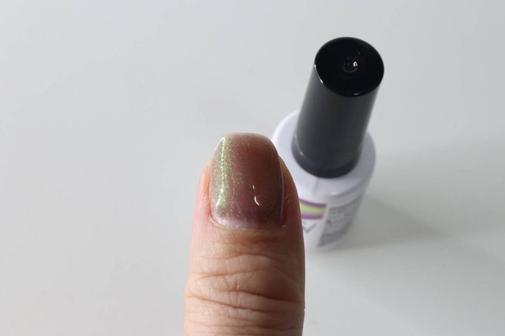 親指の爪にマグアートジェルを塗布した状態