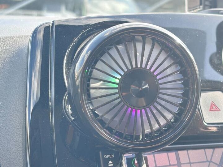 車のエアコン吹き出し口に設置されグラデーションライトが光る車載扇風機