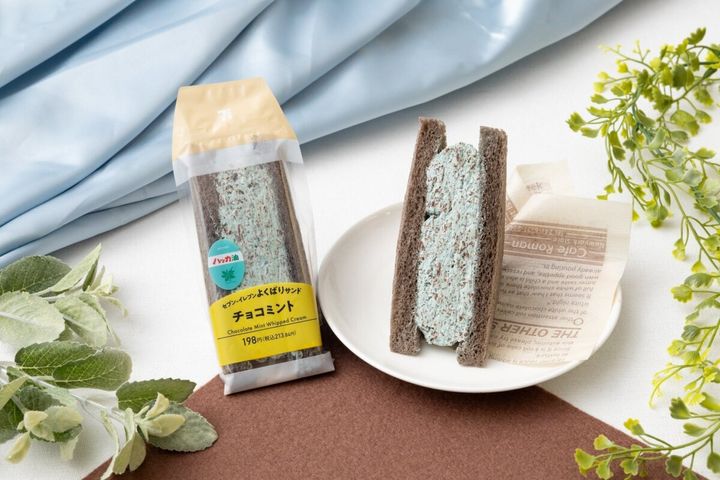 チョコミントのスイーツサンド、袋と皿に置かれた商品
