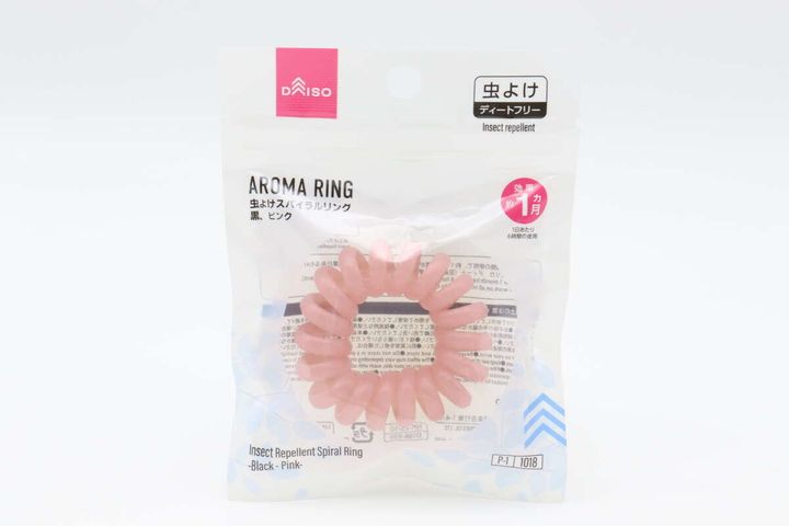 ダイソー虫よけスパイラルリングのパッケージ。ピンクのリングが透けて見える。