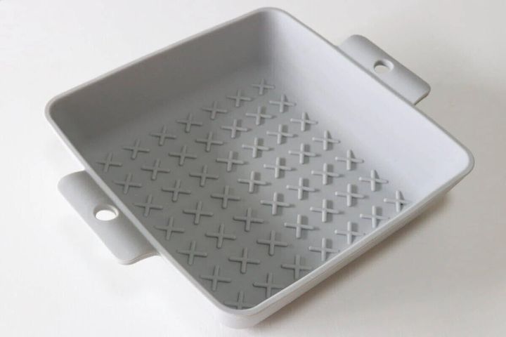 グレーのシリコーンオーブントレーの全体像。底には油切り用の凹凸がある