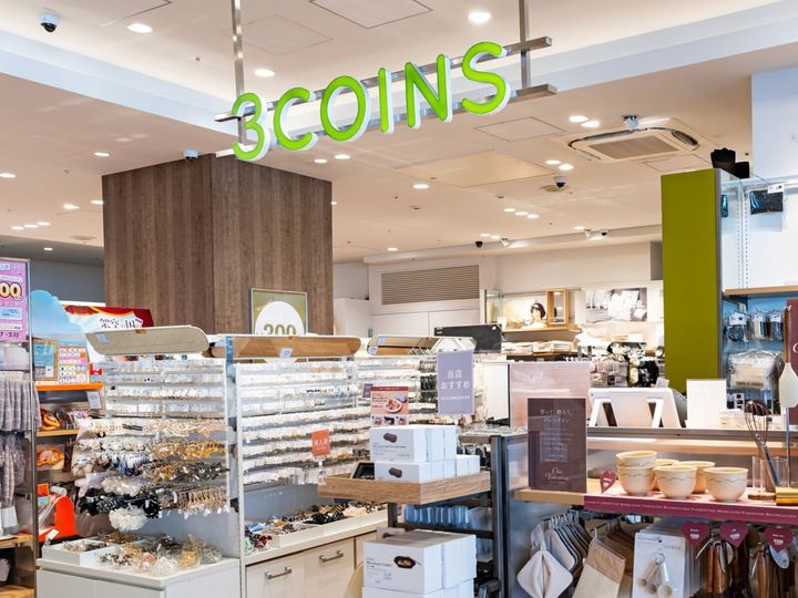 「3COINS」から発売されている「ドリンクホルダー：S」が、最大4本のドリンクを持ち運べる便利さで人気を集めています。SNSでも反響を呼んでいる同商品の魅力を紹介します。