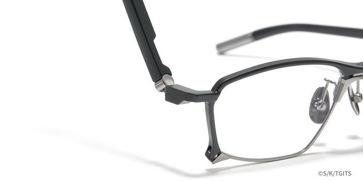 「全方位可動ヒンジ」を搭載し、しなやかな掛け心地を実現している。