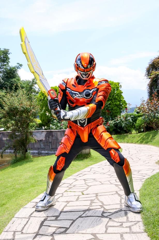 【写真を見る】オレンジメタリックのコンバットスーツ姿のギャバン・エタニティが初解禁！ [c]2026 東映ビデオ・東映AG・バンダイ・東映 [c]テレビ朝日・東映AG・東映