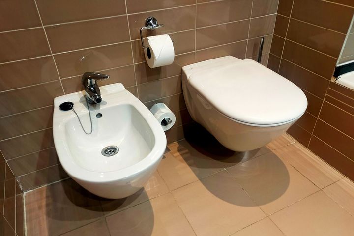 ホテルの設備や公共交通機関の運行状況にも注意が必要です