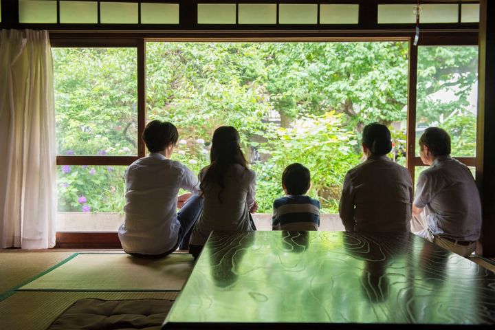 帰省時、親族に子どもの障害のことを親戚に伝えるべきか（画像はイメージ）