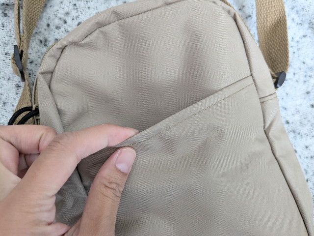 バッグ前面のポケットを指で開いて見せた写真