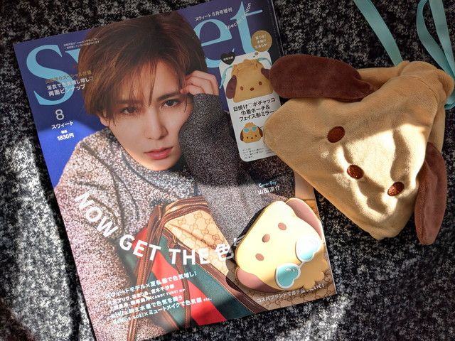 sweet8月号増刊の表紙と日焼けポチャッコの巾着ポーチ・フェイス形ミラーの全体写真