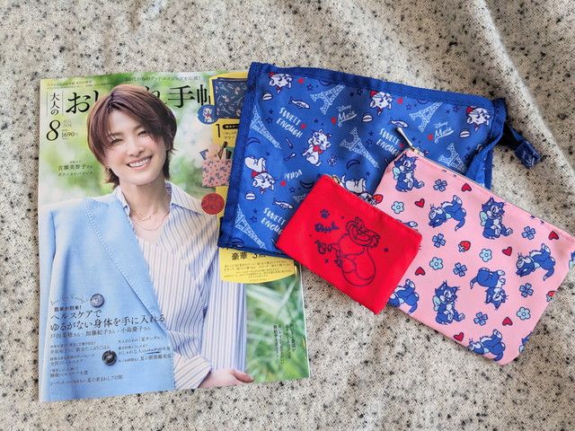 表紙の雑誌とディズニーキャラクターのネコ3点セットを並べた全体写真