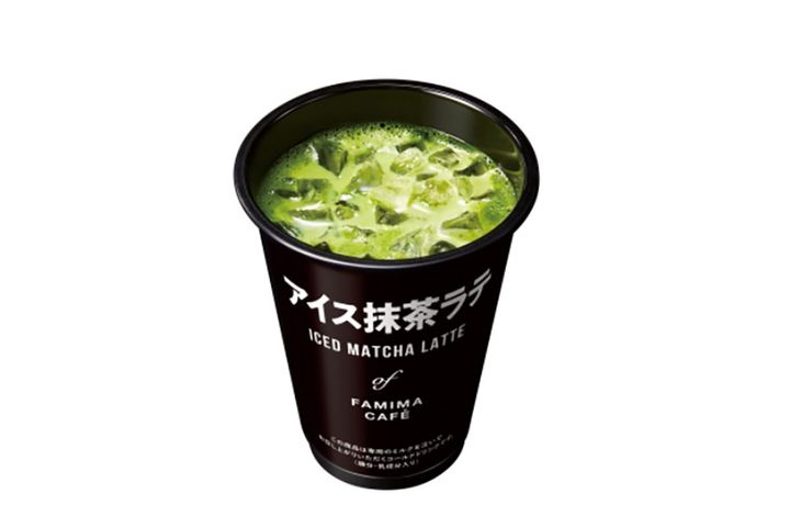 ファミマのアイス抹茶ラテ（※現在は販売中止）／チルドカップの容器や包装にも品質を守る工夫が施されています