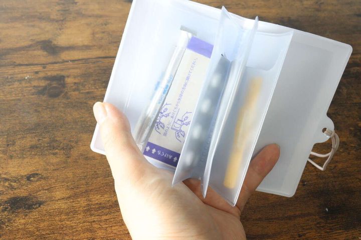 マルチホルダーのポケットに常備薬や綿棒を収納している