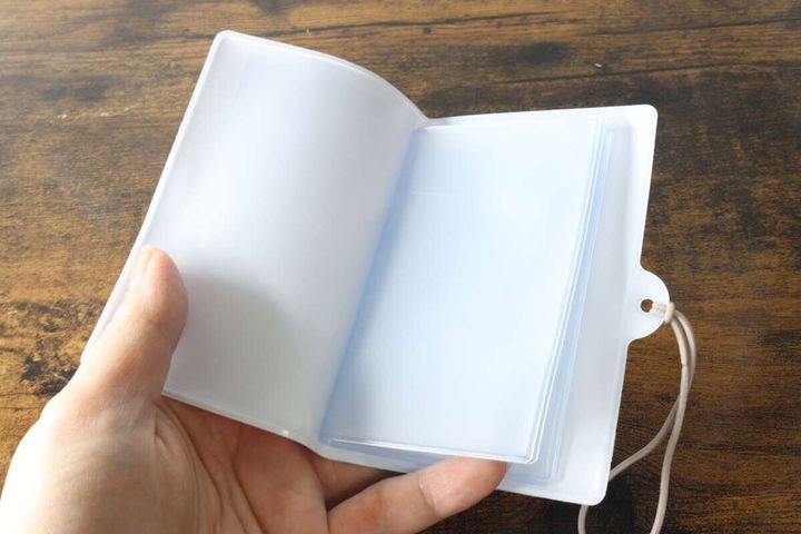 マルチホルダーを開き透明なフラップ付きポケットを見せている
