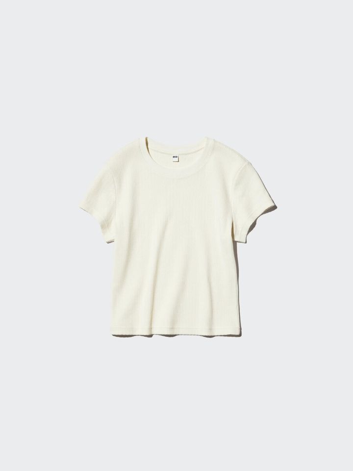 白いリブ素材の半袖ミニTシャツを平置きで撮影