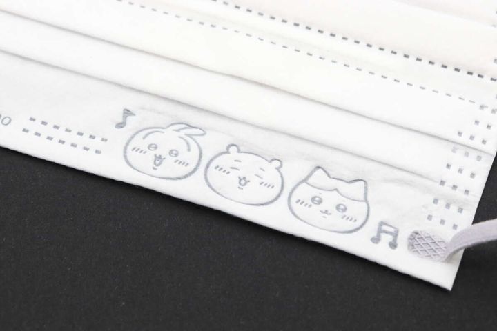 白いちいかわマスクの、うさぎ・ちいかわ・ハチワレのエンボス加工部分のアップ