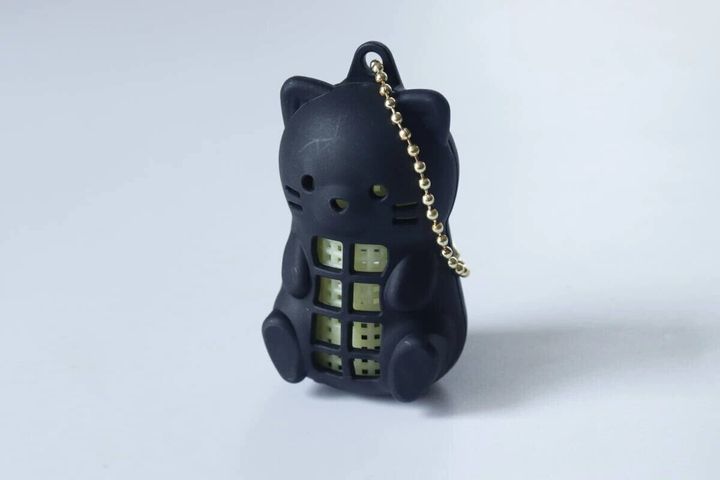 白い背景に置かれた黒い猫型虫よけネット