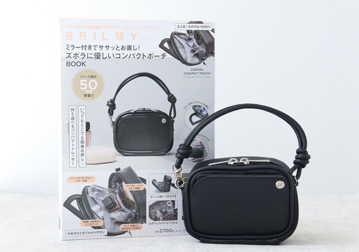 黒いコンパクトポーチと商品のパッケージが並んでいる