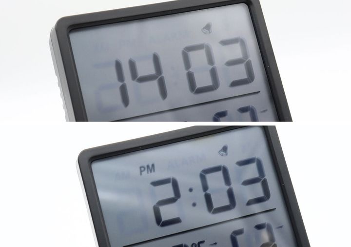 デジタル時計の画面。上段に24時間、下段に12時間表示の時刻。