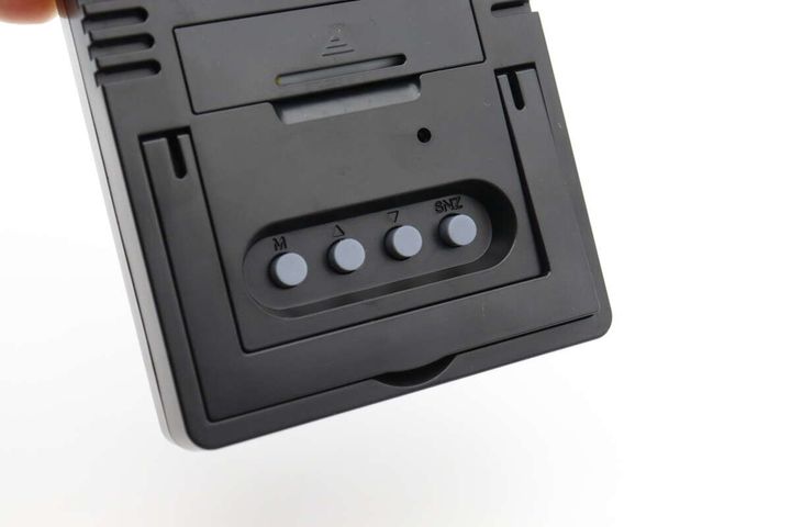デジタル時計の背面下部にある時刻設定などの操作ボタン。