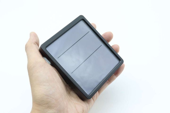 手のひらに乗せられた黒いデジタル時計本体。