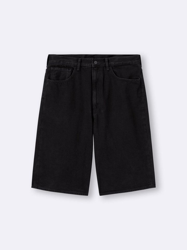 黒のデニムハーフパンツ「ジョーツ」。膝が隠れるバギーシルエット。