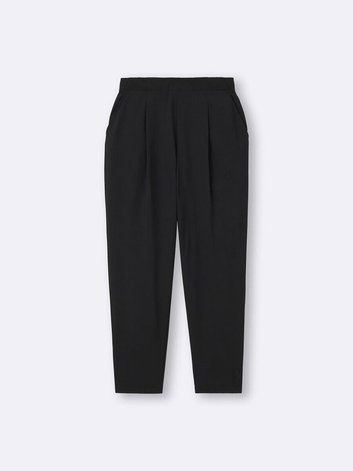 黒のドライストレッチアンクルパンツ。テーパードシルエットで脚をすっきり見せる。