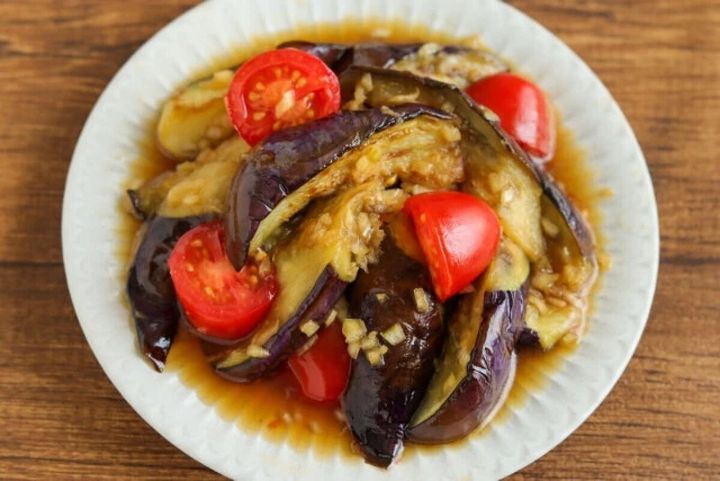 ミニトマトが加わった油淋なす。彩り豊かに盛り付けられている。