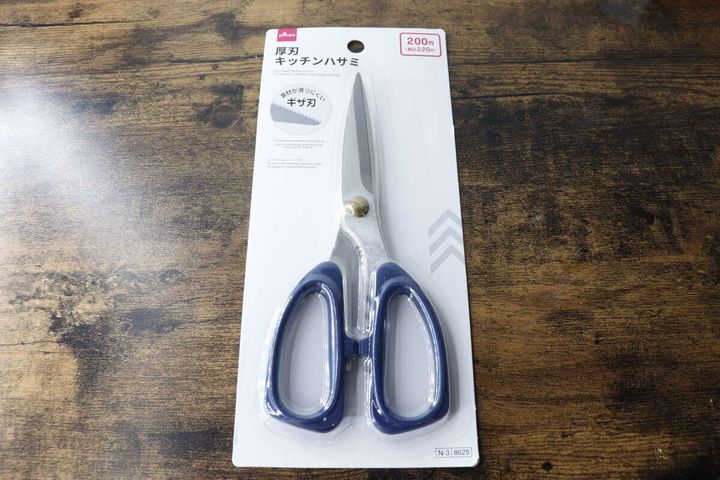 「厚刃キッチンハサミ」と書かれたダイソー商品のパッケージ