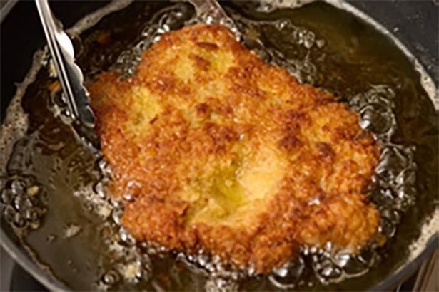 とり肉に火が通るまでさらに3〜4分揚げる レシピ考案／池田美希 撮影／田村昌裕 スタイリング／しのざきたかこ 栄養計算／スタジオ食 編集協力／渡辺ゆき