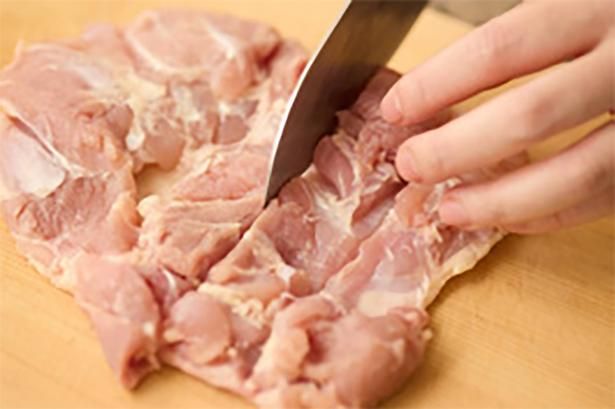 とり肉は余分な脂を除き、厚みがある部分に数カ所、浅く切り込みを入れる レシピ考案／池田美希 撮影／田村昌裕 スタイリング／しのざきたかこ 栄養計算／スタジオ食 編集協力／渡辺ゆき