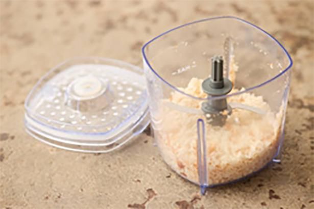 食パンは適当な大きさにちぎってフードプロセッサーに入れ、細かくなるまで撹拌す レシピ考案／池田美希 撮影／田村昌裕 スタイリング／しのざきたかこ 栄養計算／スタジオ食 編集協力／渡辺ゆき
