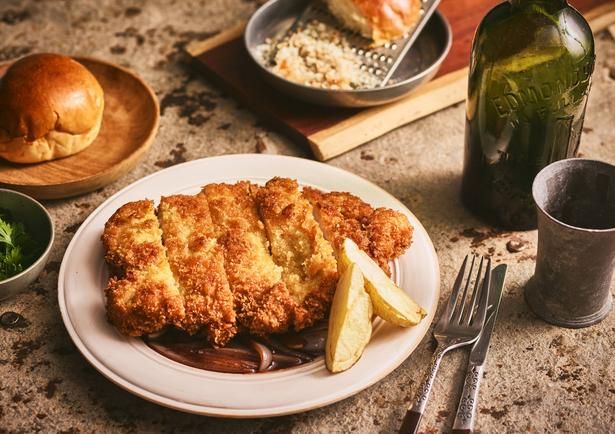 『ダンジョン飯』の再現レシピ。今回はオオガエルをとりもも肉で代用 レシピ考案／池田美希 撮影／田村昌裕 スタイリング／しのざきたかこ 栄養計算／スタジオ食 編集協力／渡辺ゆき