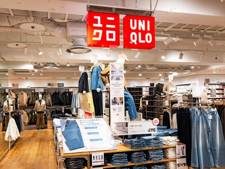 ユニクロの「フーデッドリブT」は、やわらかく落ち感のあるリブ素材にフード付きデザインを組み合わせたトップスです。1枚でもレイヤードでもサマになると、SNSで人気を集めているこのアイテムを紹介します。
