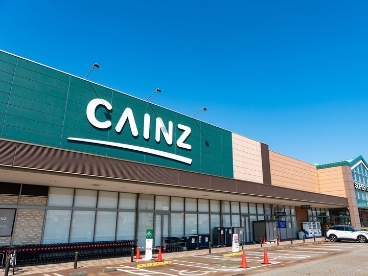 「カインズ」から発売されている「バスケットにもなる洗濯ネット 標準サイズ」が、収納・洗濯・持ち運びがひとつで完結する便利さで人気を集めています。SNSでも反響を呼んでいる同商品の魅力を紹介します。