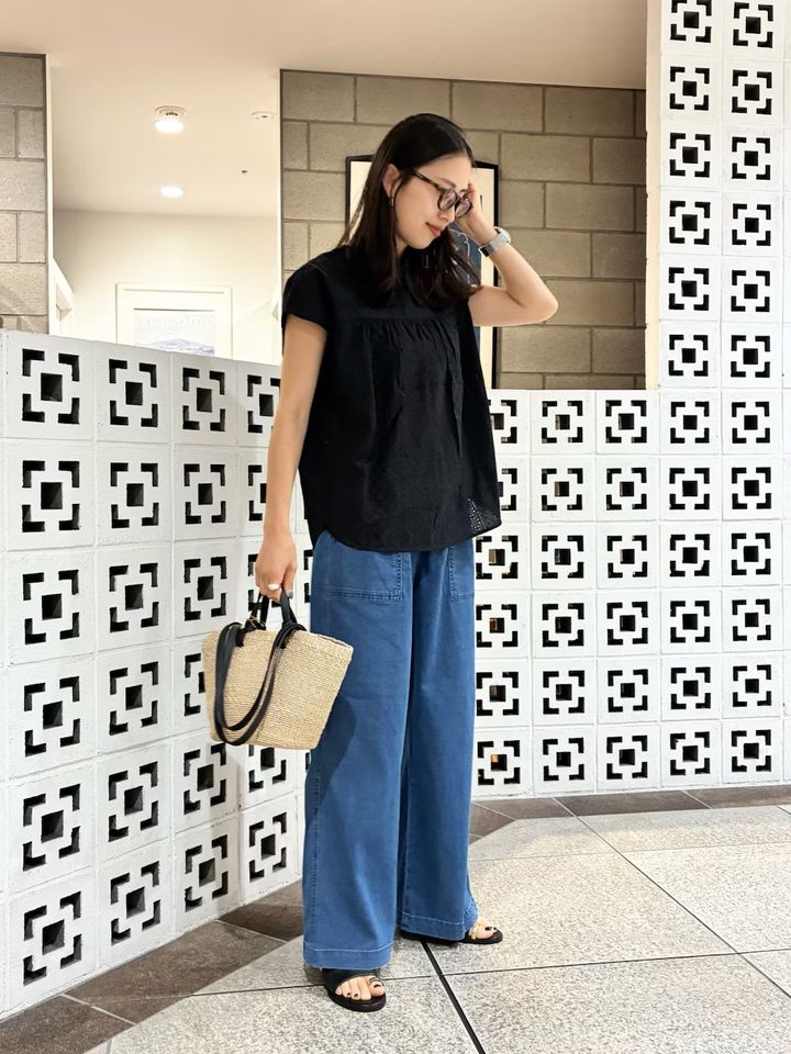 接触冷感デニム＆黒のレースシャツで涼しげ