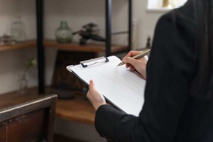 「無料査定」の言葉を信じた結果、祖母の大切な形見が……！世帯年収550万・52歳女性が負った“消えない傷”