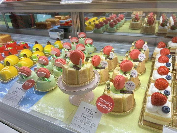 限定のケーキが並んでいることもあるので、お腹を空かせて挑みたい…！