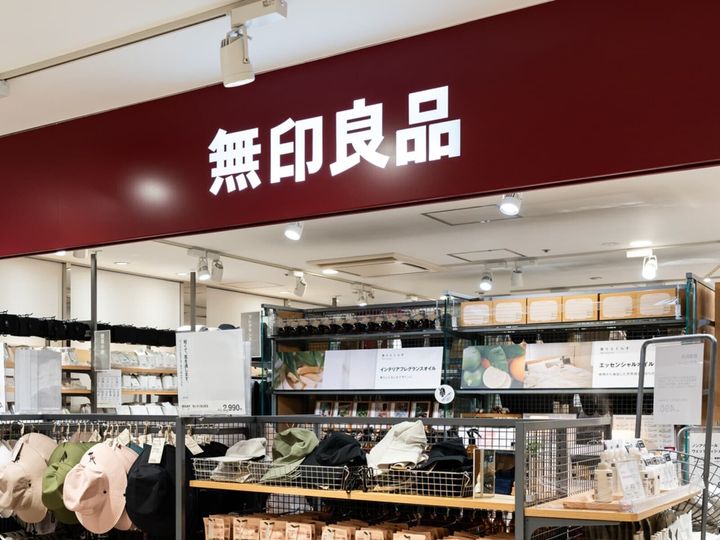 無印良品の「婦人 ベロア深履きシューズ」は、ベロア生地ならではの上品な光沢と、足の形に沿って柔らかく馴染む履き心地が特長のシューズです。公式SNSでも早くも反響が寄せられているこのアイテムを紹介します。