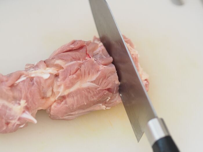 『皮つき鶏肉』をスパッと切る方法！「地味に皮が切りにくい…」そんなストレスから卒業♪