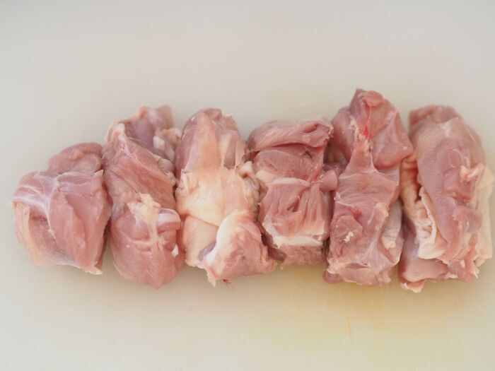 『皮つき鶏肉』をスパッと切る方法！「地味に皮が切りにくい…」そんなストレスから卒業♪