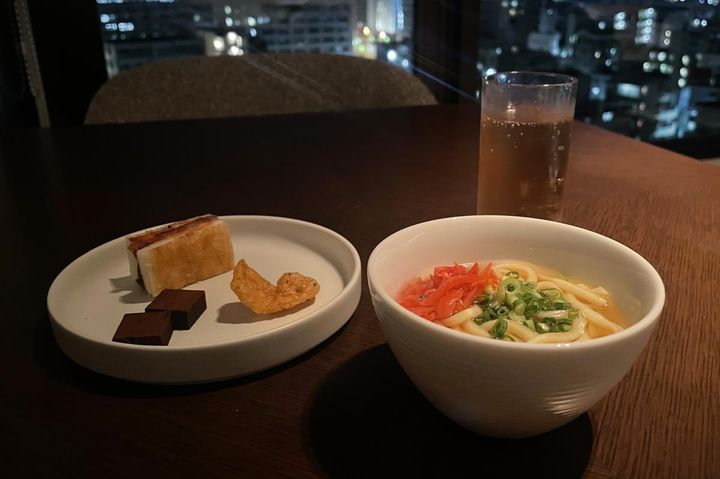 沖縄そばは、自分で麺を茹でるスタイル