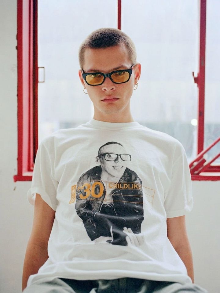 今回のTシャツは、StylorougeとLorenzo Agiusが所有・管理するオリジナルのマスターデータをもとに、1996年に生まれたアートディレクションを現代の視点で再構築したもの。